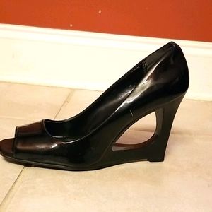Black open toe wedge lacquer